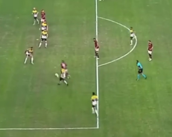 Juiz acertou em pênalti com duas bolas em campo? As opiniões de ex-árbitros