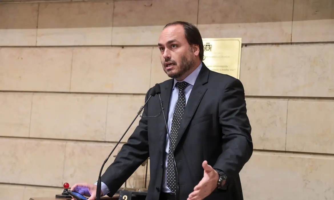 Justiça nega renovação de porte de arma de Carlos Bolsonaro