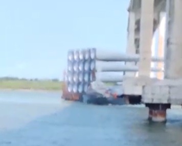 VÍDEO: Embarcação bate na ponte Newton Navarro; assista