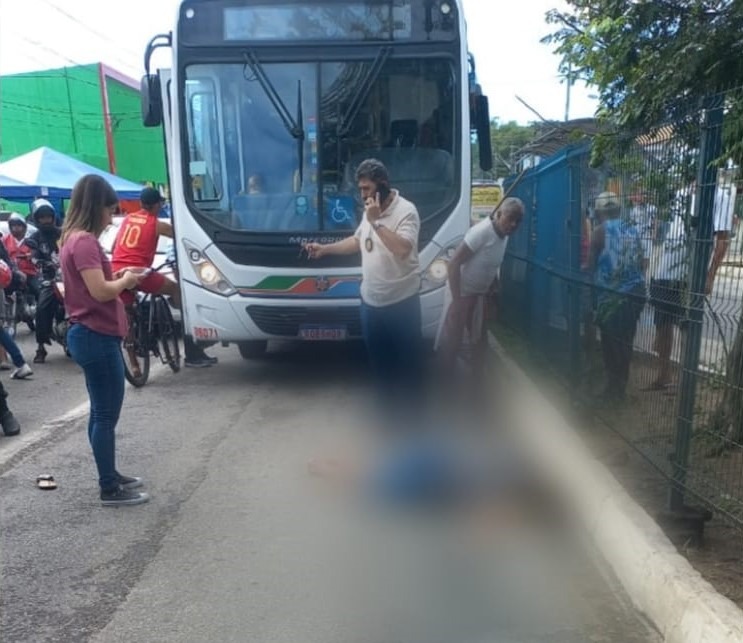 Mulher morre atropelada por ônibus em frente à Feira do Carrasco