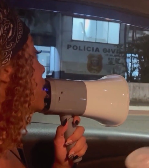 Ex-BBB vai à porta de penitenciária com megafone para zombar de Nego Di; assista