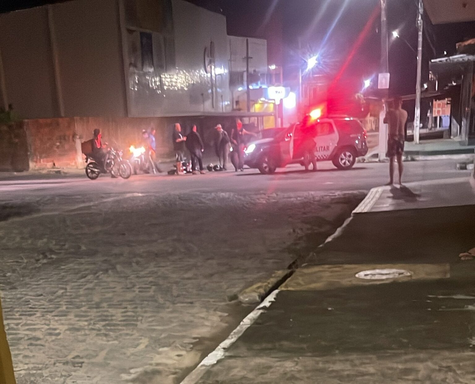 Assaltantes são presos e polícia recupera celulares roubados e motocicleta na Grande Natal