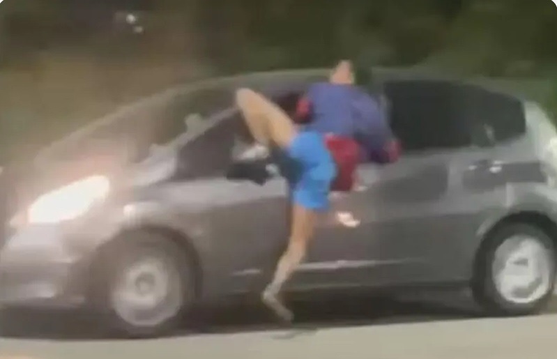 VÍDEO: Polícia investiga imagens de homem pendurado em carro em movimento no Rio
