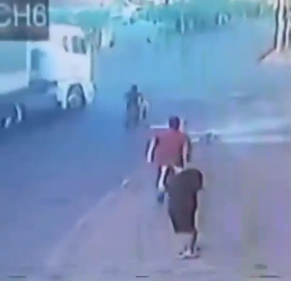 Comerciante salva criança de ser atingida por caminhão; assista