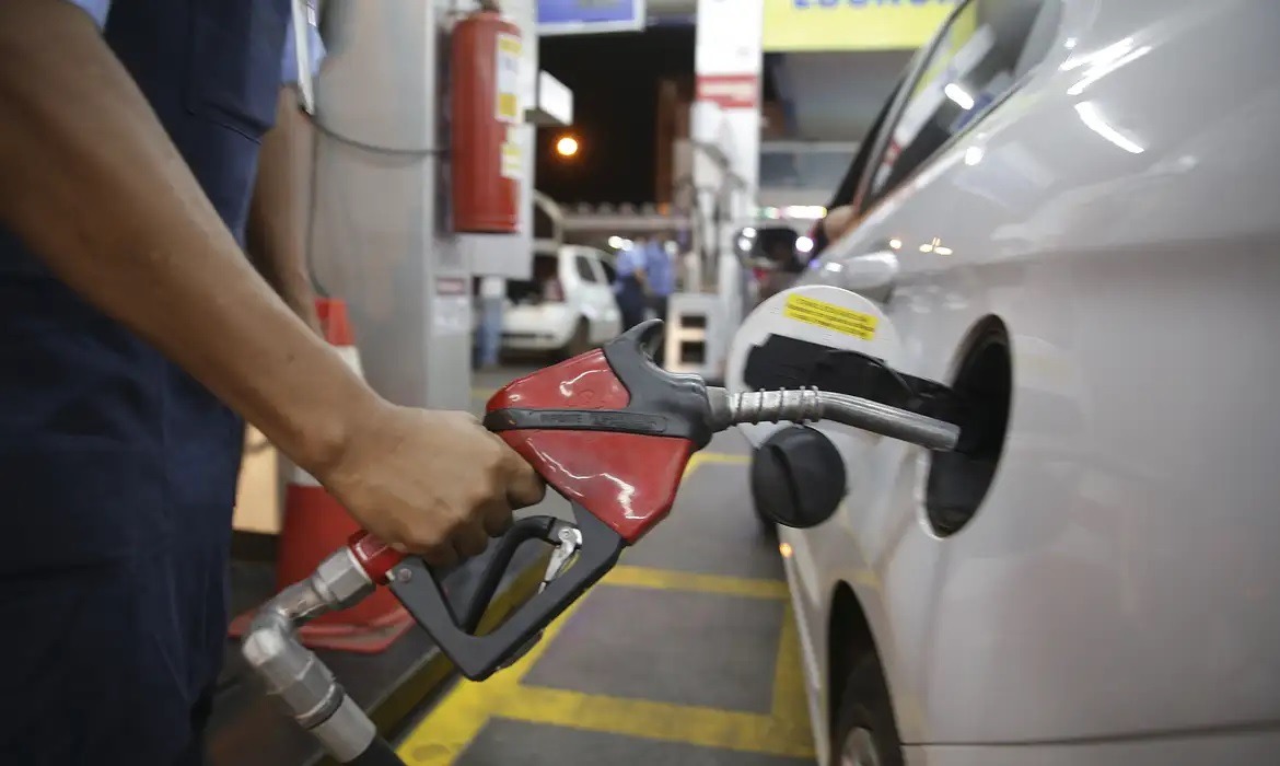 Preço médio da gasolina registra aumento, aponta ANP; veja valor