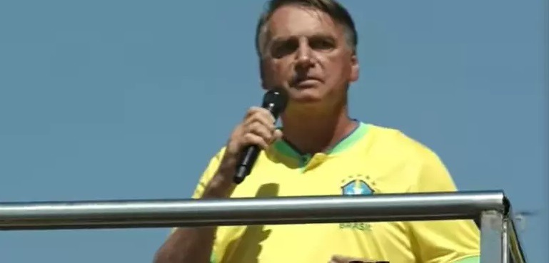 Bolsonaro desafia “Globo” a chamá-lo para entrevista ao vivo
