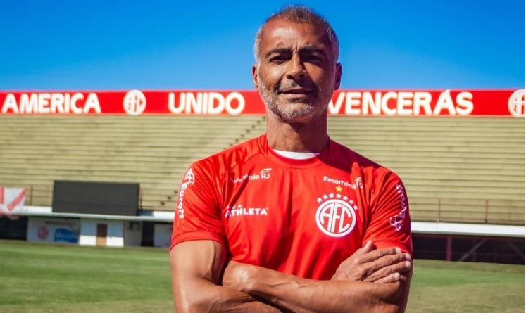 Justiça acha R$ 3 mil em contas de Romário e bloqueia por dívida com Dunga