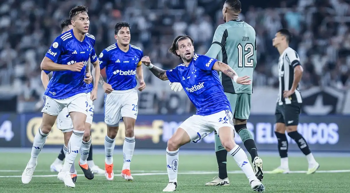 Líderes do Brasileirão derrotados: Botafogo é atropelado pelo Cruzeiro e Palmeiras perde do Vitória