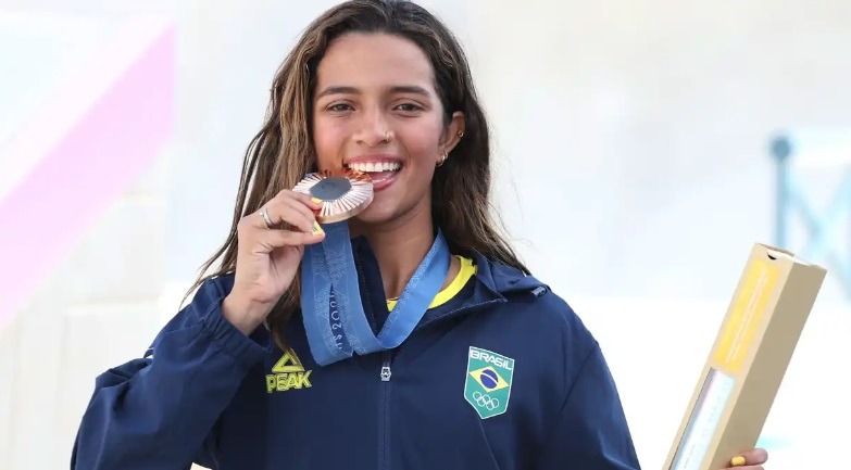 Cristã, Rayssa faz gesto proibido e brinca sobre uma possível advertência