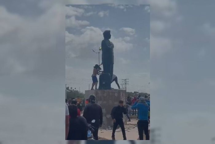VÍDEO: Manifestantes derrubam estátua em homenagem a Chávez na Venezuela; ASSISTA