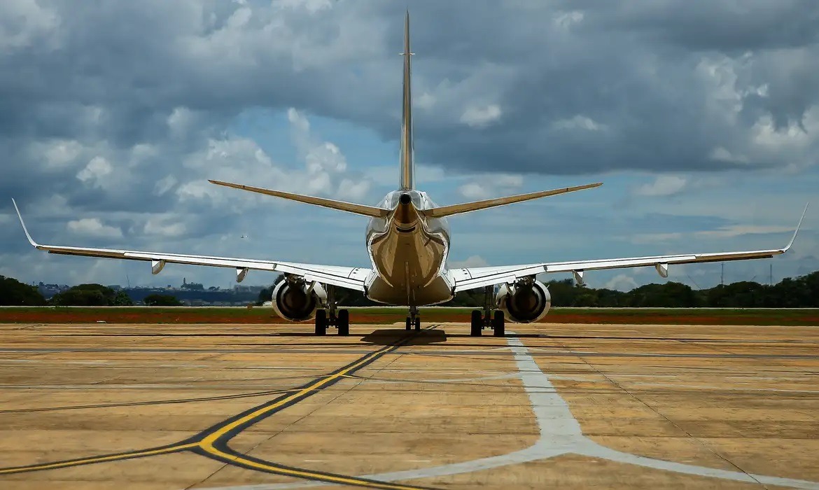 Aviões colidem no pátio do Aeroporto de Congonhas; voos são cancelados