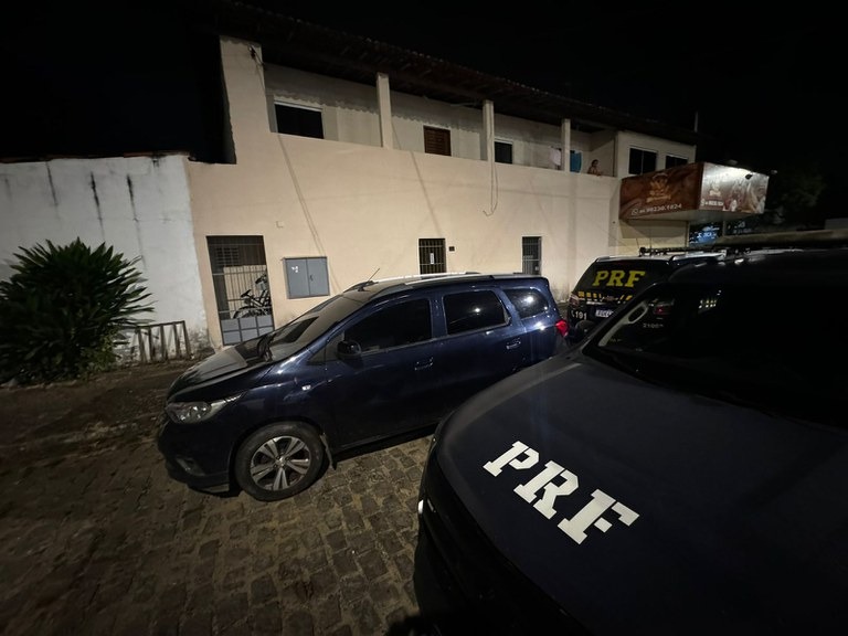 PRF prende dois homens por tráfico de drogas e receptação, e recupera veículo na Grande Natal