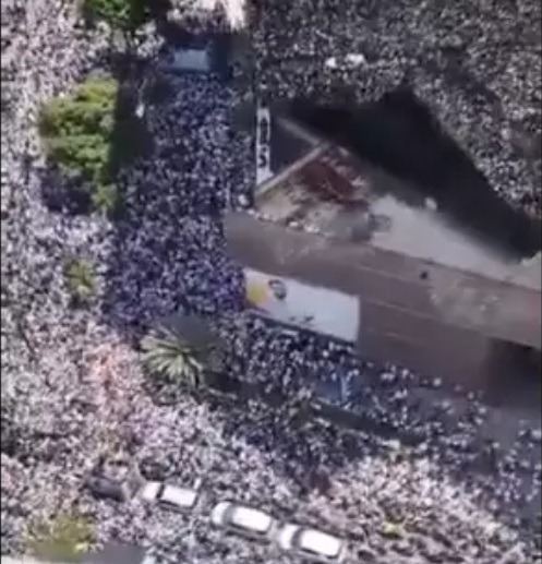 VÍDEO: Povo venezuelano lota as ruas contra ditador