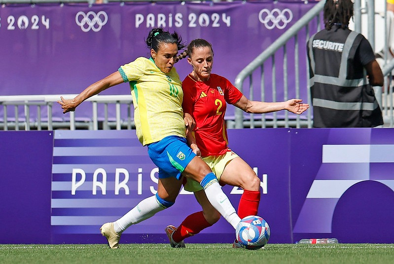 Marta é expulsa, Brasil perde para Espanha e aguarda outros jogos para saber destino; assista