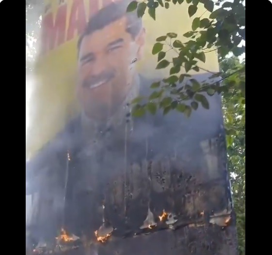 VÍDEO: Manifestantes colocam fogo em outdoor com foto de Maduro