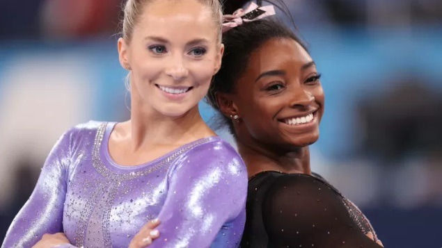 Ginasta alfinetada após ouro bloqueia Simone Biles em rede social