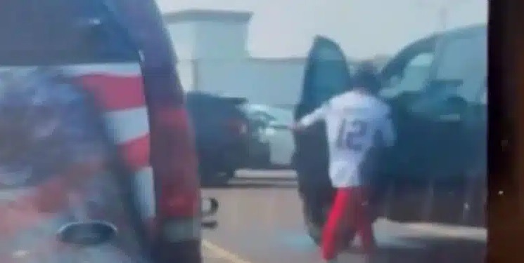 VÍDEO: Famoso ator agride idoso e é procurado pela polícia