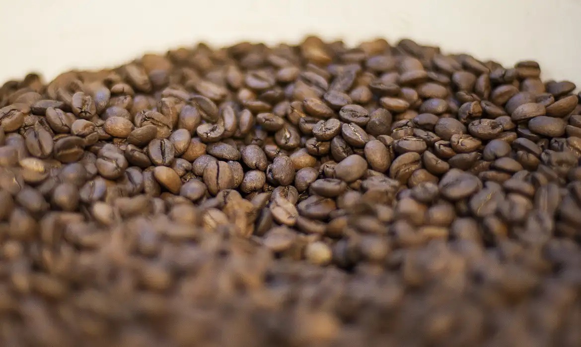 Governo lista 16 marcas de café impróprias para consumo; saiba quais