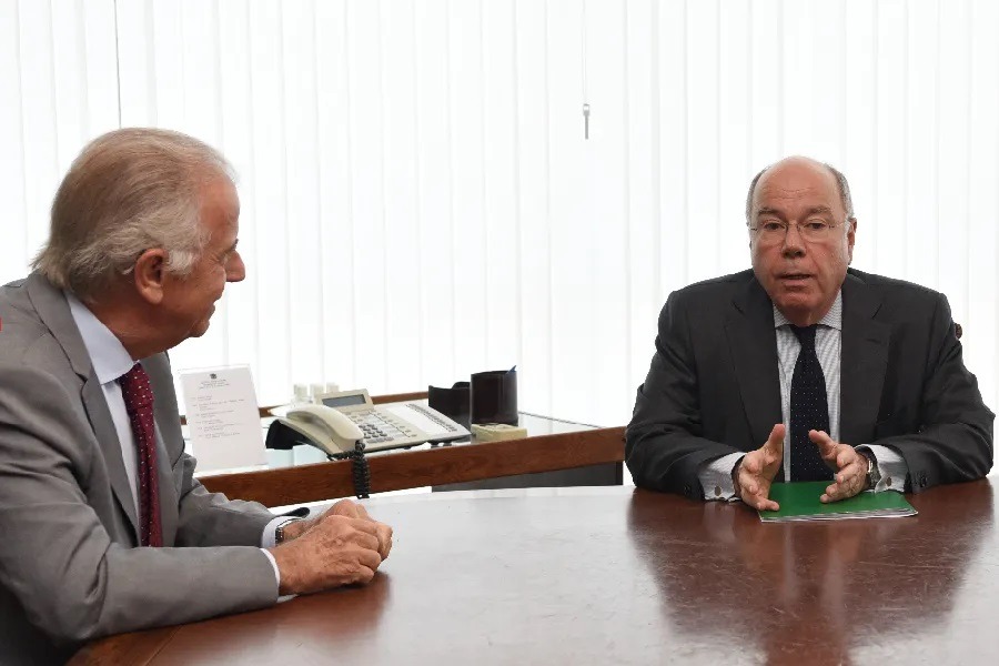 Brasil tem avião pronto para levar militares à Venezuela, diz Múcio