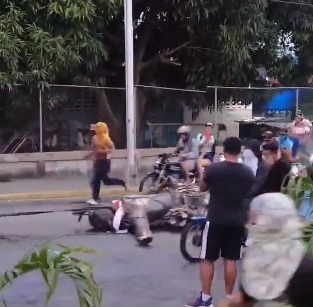 Estátua de Hugo Chávez é arrastada durante protestos contra Maduro na Venezuela; assista