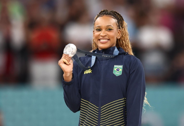 Rebeca Andrade faz história e conquista prata no salto em Paris-2024