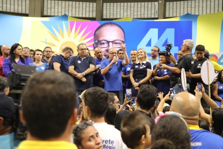 Com ginásio Nélio Dias lotado, convenção oficializa candidatura de Paulinho Freire e Joana Guerra à prefeitura de Natal