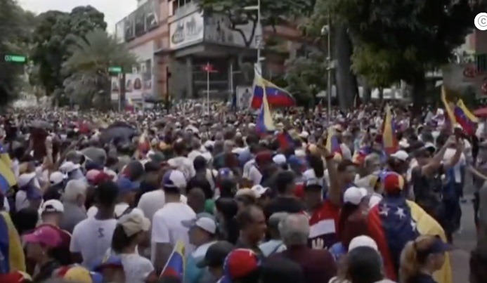 Venezuelanos voltam às ruas contra declaração de vitória de Maduro