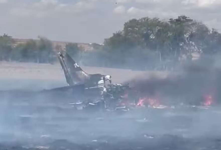 Avião cai no interior de São Paulo, pega fogo e deixa três mortos