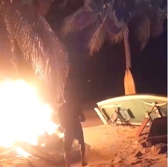 VÍDEO: Criminosos ateiam fogo em canoas de pescadores em Natal
