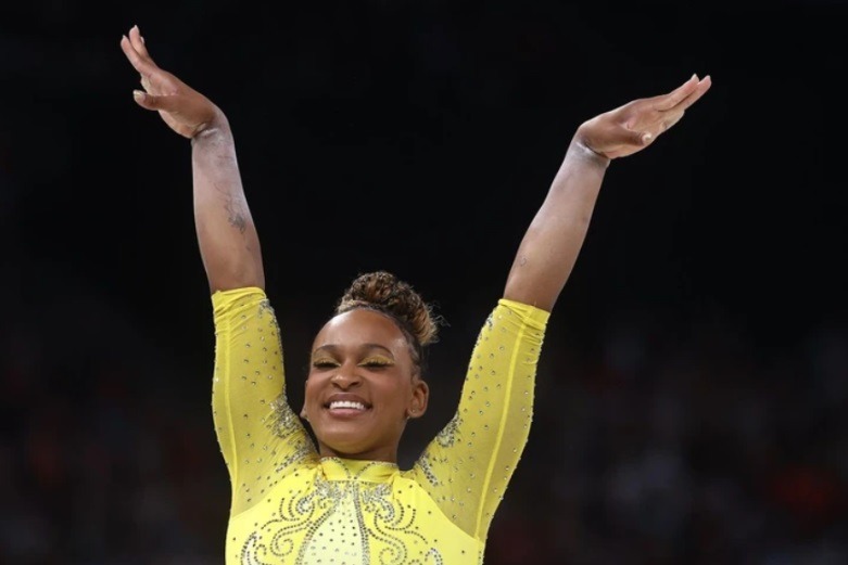 Rebeca Andrade e Simone Biles ficam fora do pódio na trave olímpica