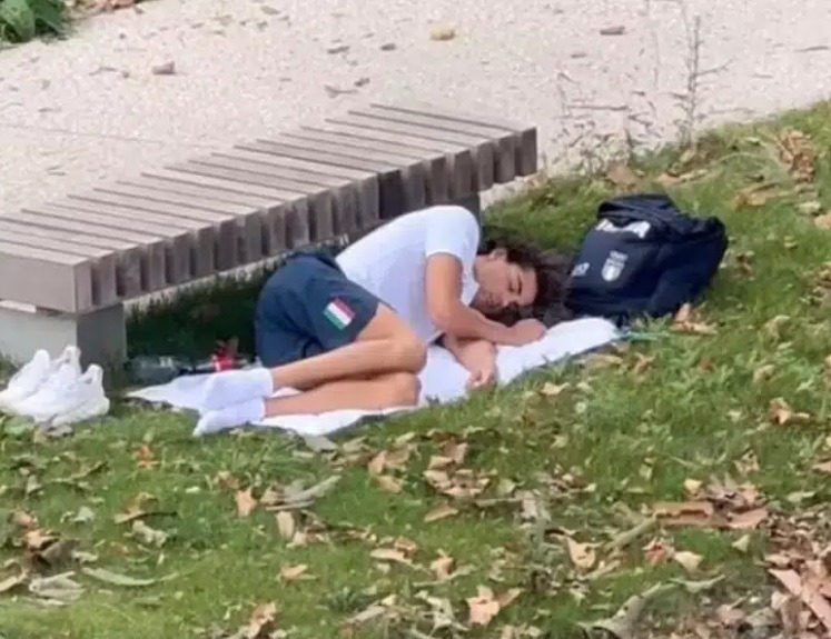 Campeão olímpico dorme em gramado por falta de ar-condicionado em quarto; veja
