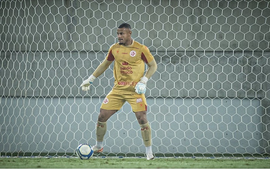 Goleiro do América sofre racismo nas redes sociais após eliminação