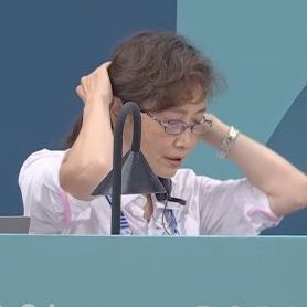 VÍDEO: Árbitra de nota polêmica para Rebeca tira foto com medalha chinesa