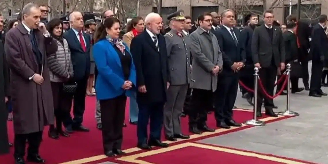 Lula é vaiado durante visita oficial ao Chile; assista