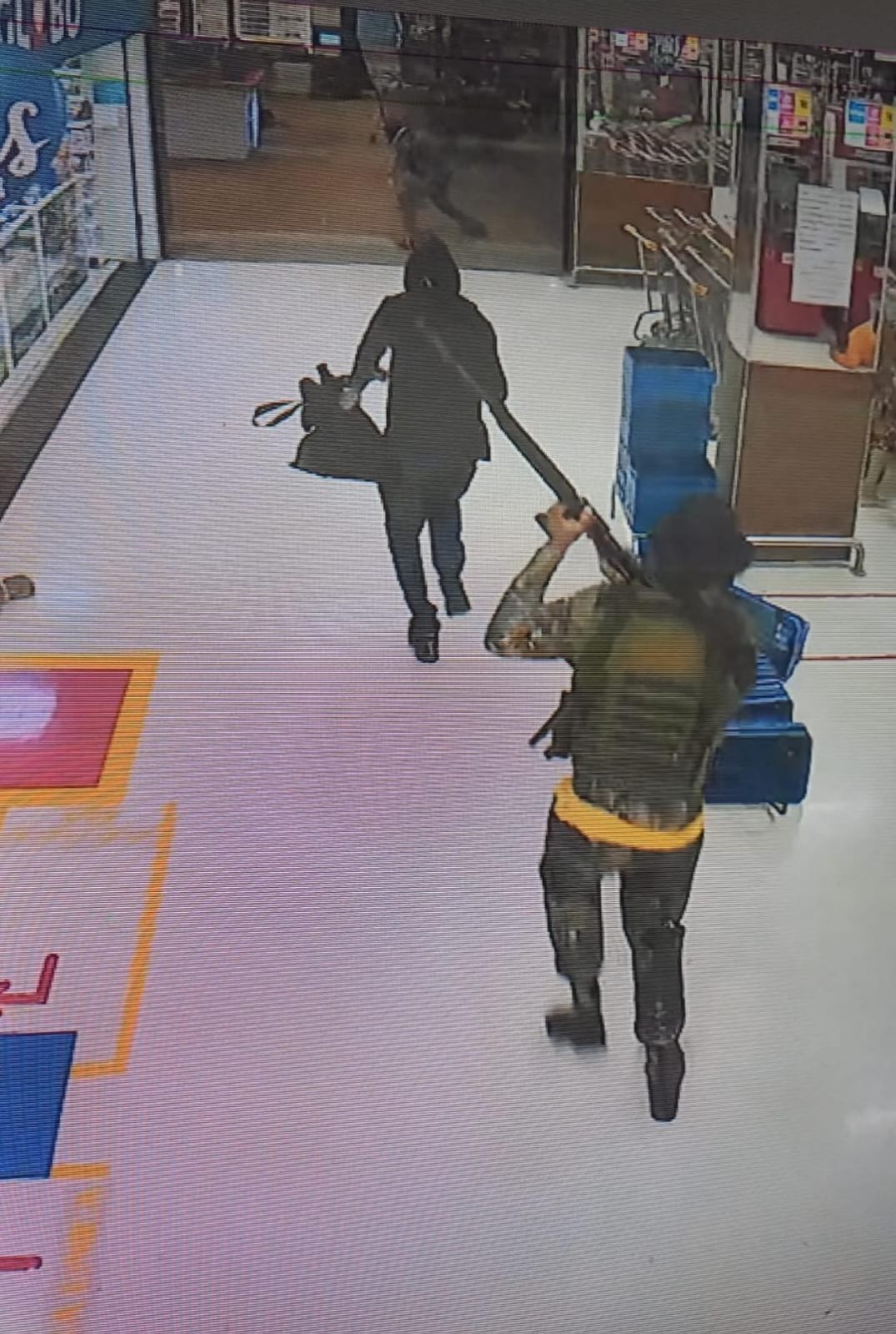 Imagens mostram bandidos com fuzil dentro de supermercado em Natal; veja