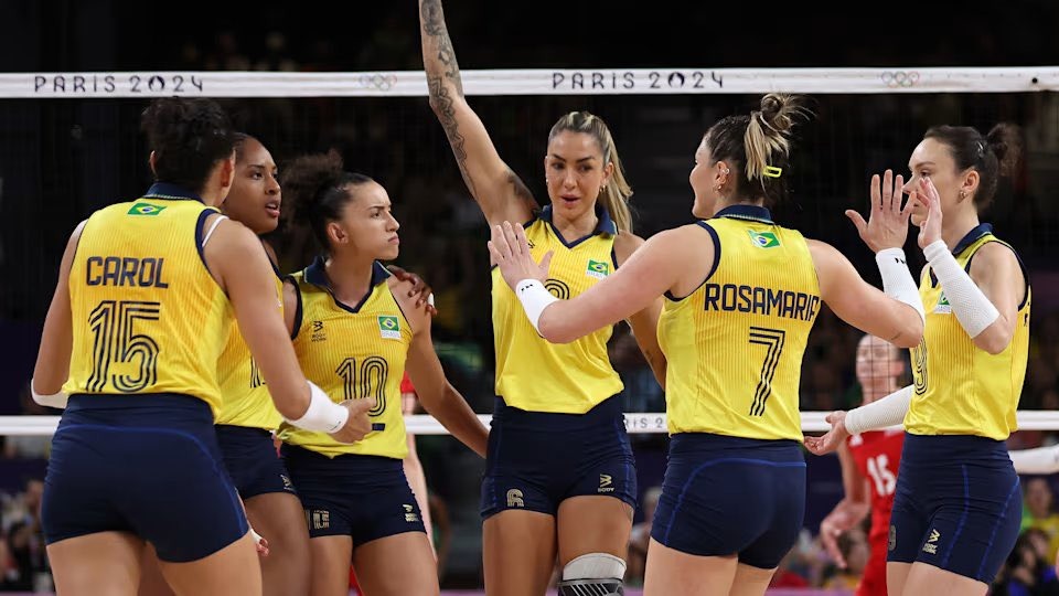 Vôlei feminino do Brasil vence República Dominicana e vai às semifinais das Olimpíadas