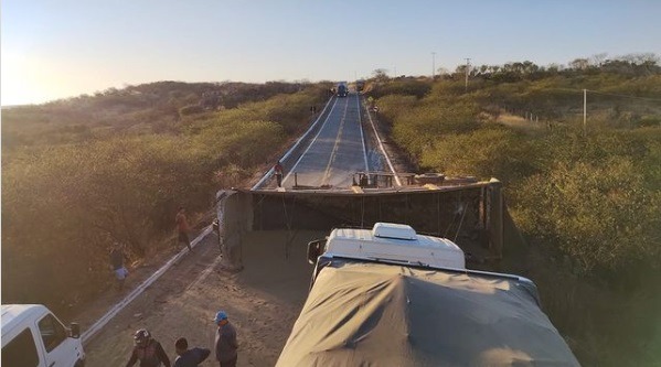 Caminhão Tomba na BR-427 e interdita via entre Caicó e Jardim do Seridó