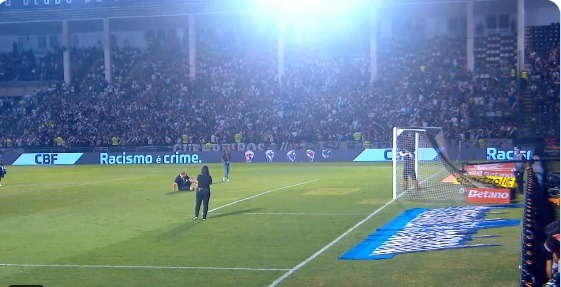 VÍDEO: Torcedor do Vasco bate pênalti no intervalo, escorrega e acaba quebrando o pé; assista
