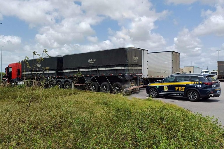 PRF e SEFAZ apreendem carreta com quase 50 toneladas de excesso de peso no RN