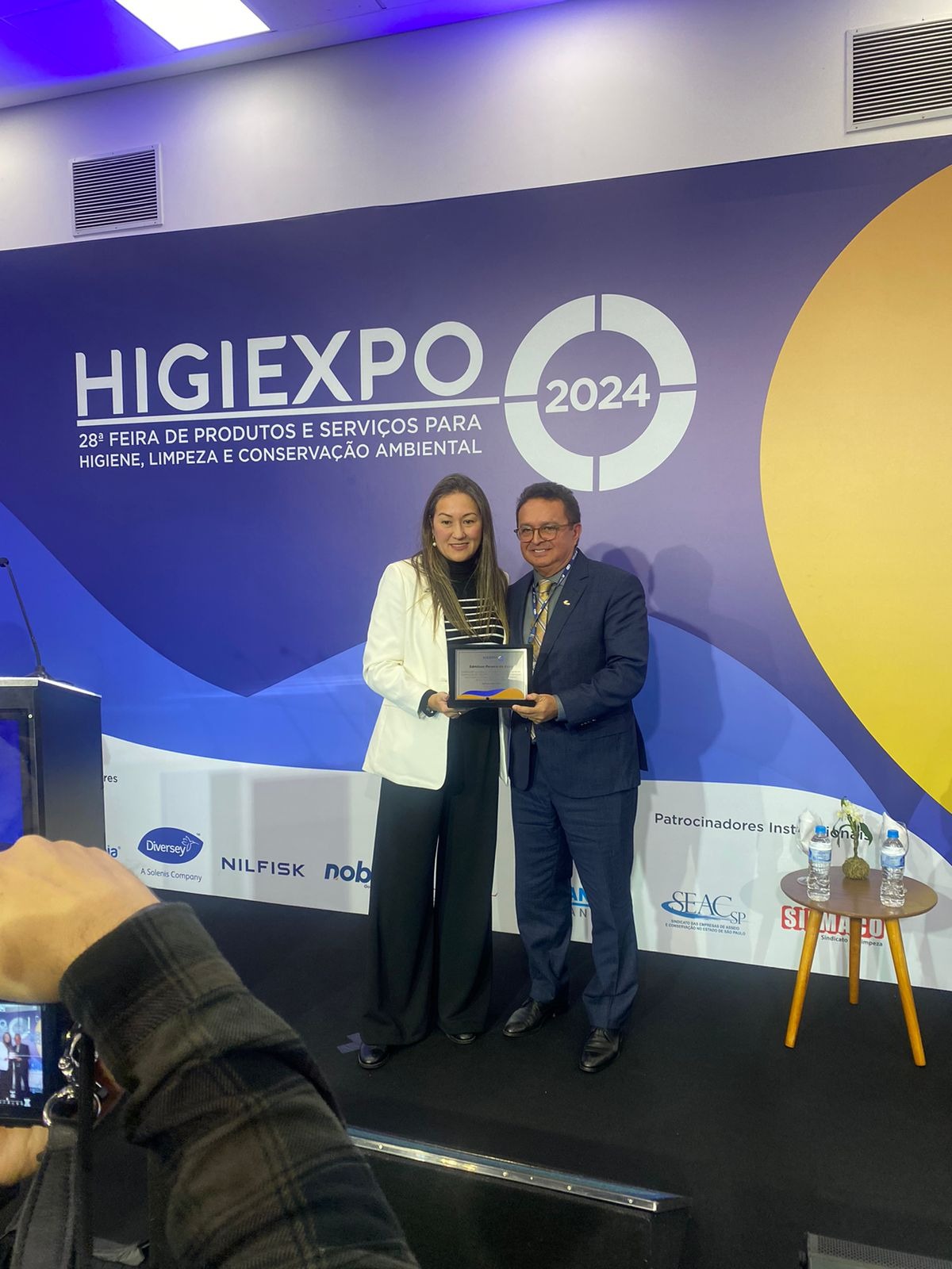 Presidente da Febrac é homenageado na Higiexpo e anuncia a realização do ENEAC 2026 em Natal, com a participação de...
