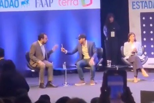 VÍDEO: Candidato mostra carteira de trabalho para adversário do PSOL e causa confusão em debate; assista