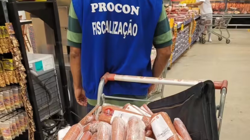 Procon apreende 55 kg de carnes e linguiças fora da validade em supermercado na Grande Natal