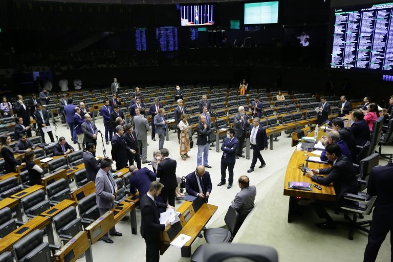 Impeachment de Moraes chega a 101 assinaturas no 1º dia