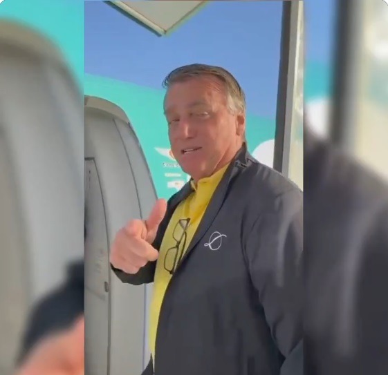Bolsonaro posta vídeo embarcando para Natal sob aplausos; ASSISTA