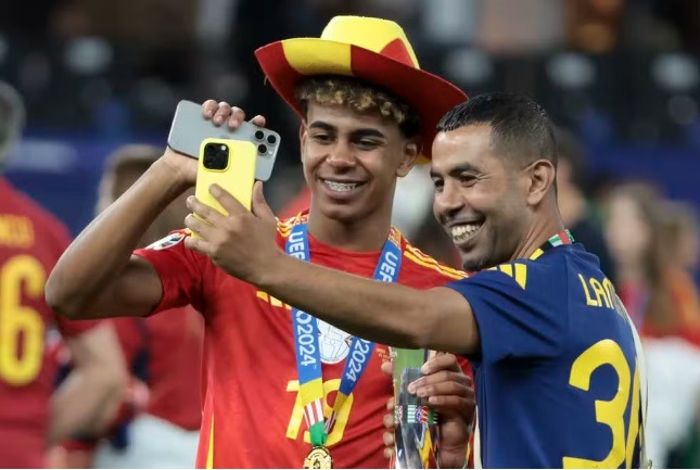Pai de joia da seleção da Espanha é esfaqueado após briga, e três pessoas são presas
