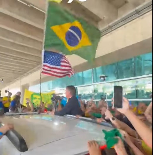 VÍDEO: Bolsonaro desembarca em Natal e é recebido por multidão 