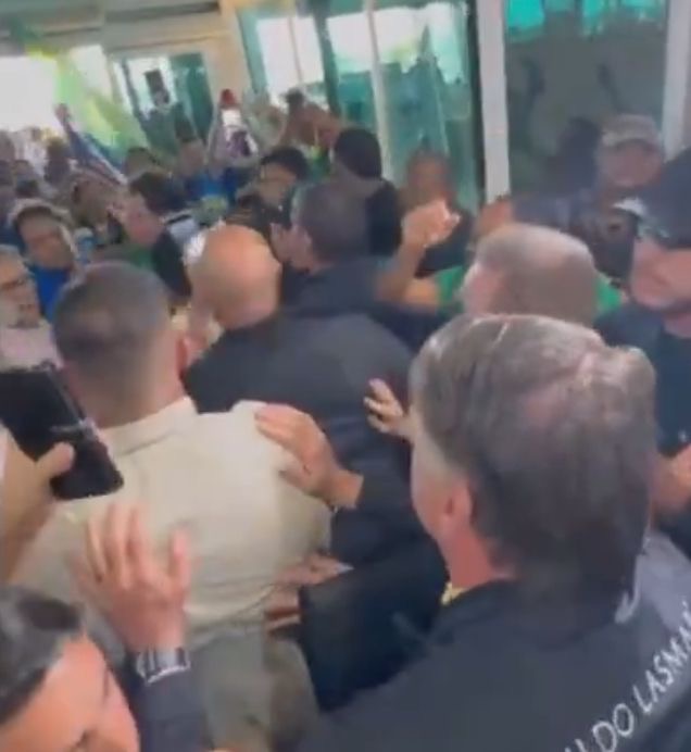 VÍDEO: Bolsonaro posta vídeo sendo recebido por multidão no RN; ASSISTA