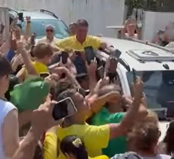 VÍDEO: Bolsonaro é ovacionado por multidão ao deixar estúdios da 96 FM Natal