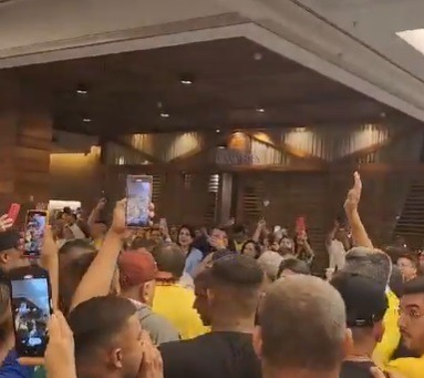 VÍDEO: Bolsonaro é recebido por apoiadores em shopping de Natal