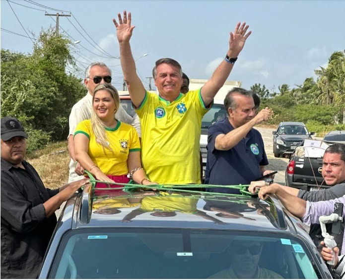VÍDEO: Bolsonaro fala com passageiros em ônibus e segue em carreata para Extremoz; ASSISTA 
